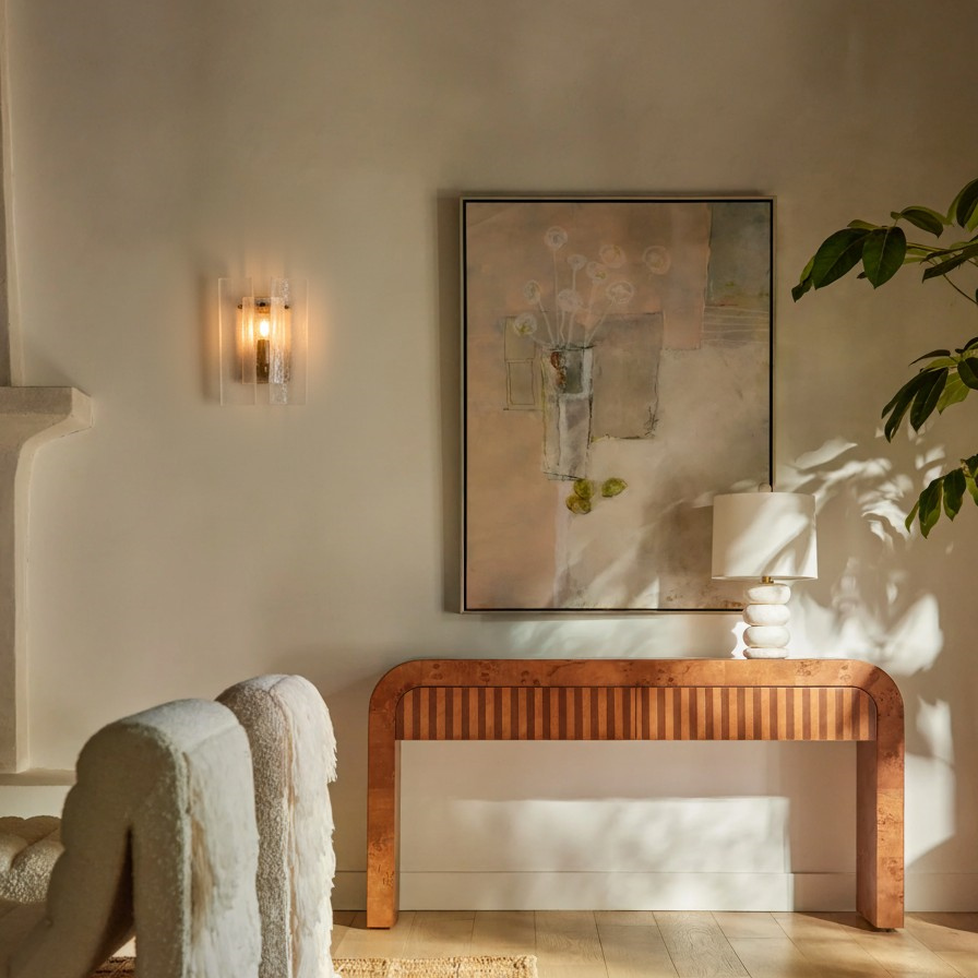 Klantfoto van de Velora wandlamp boven een houten meubel