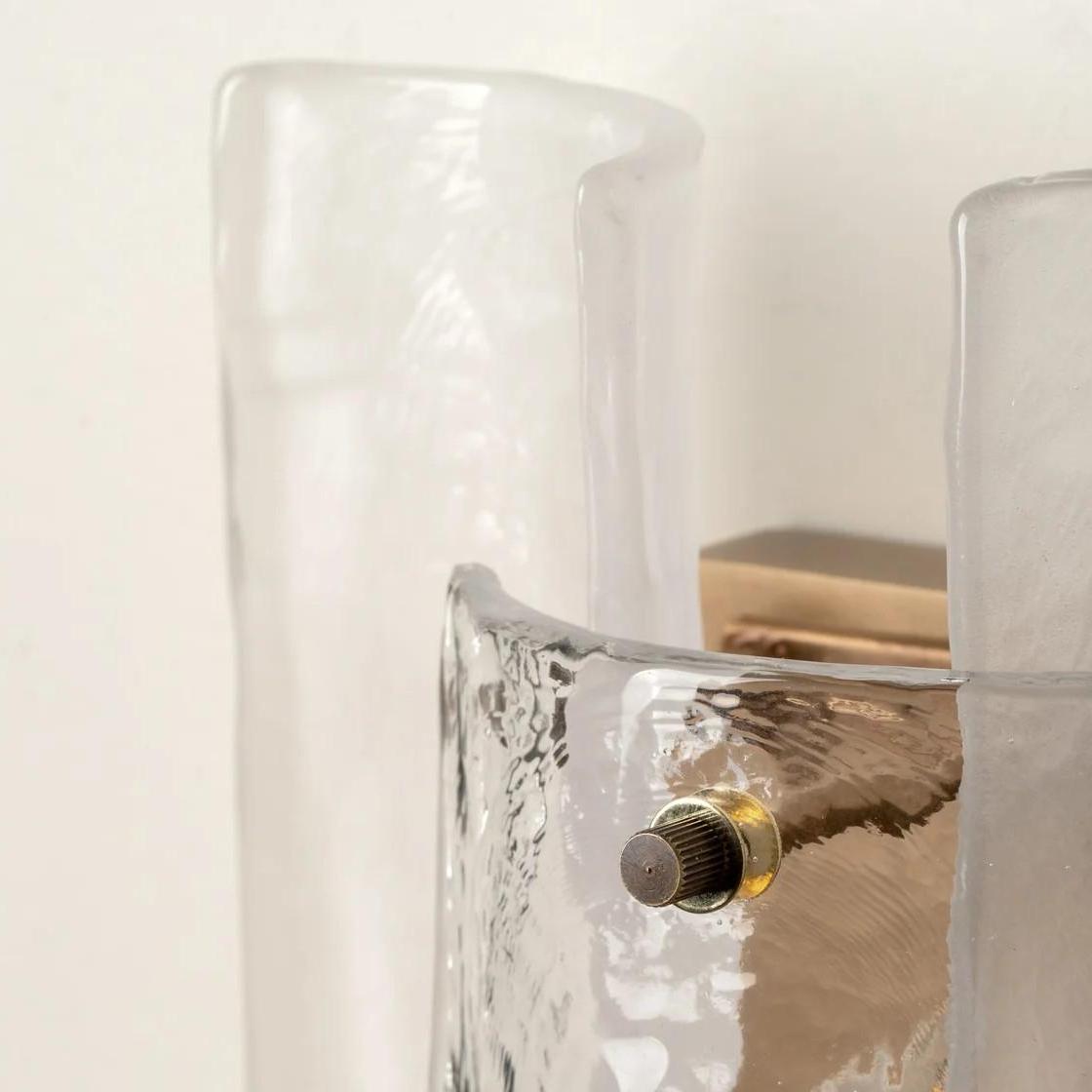 Detail van het gelaagde glas van de Velora wandlamp
