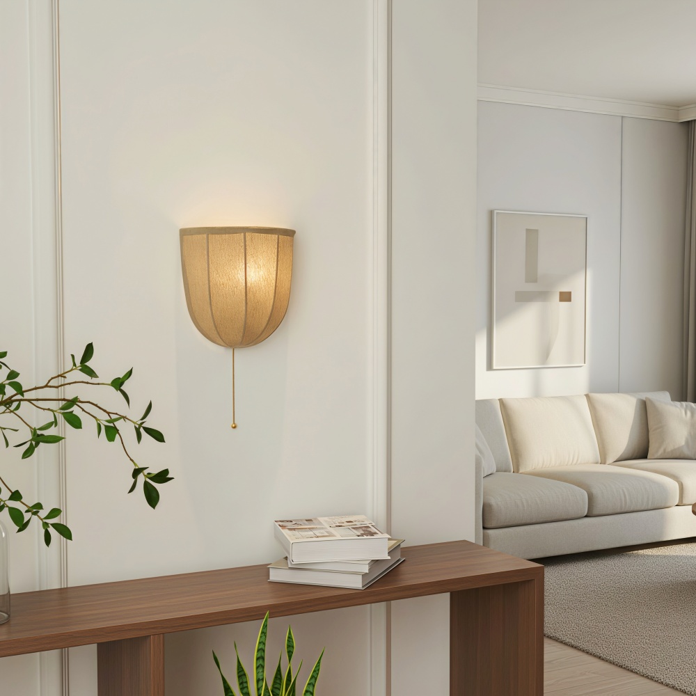 Fablune wandlamp met warm licht boven een houten console