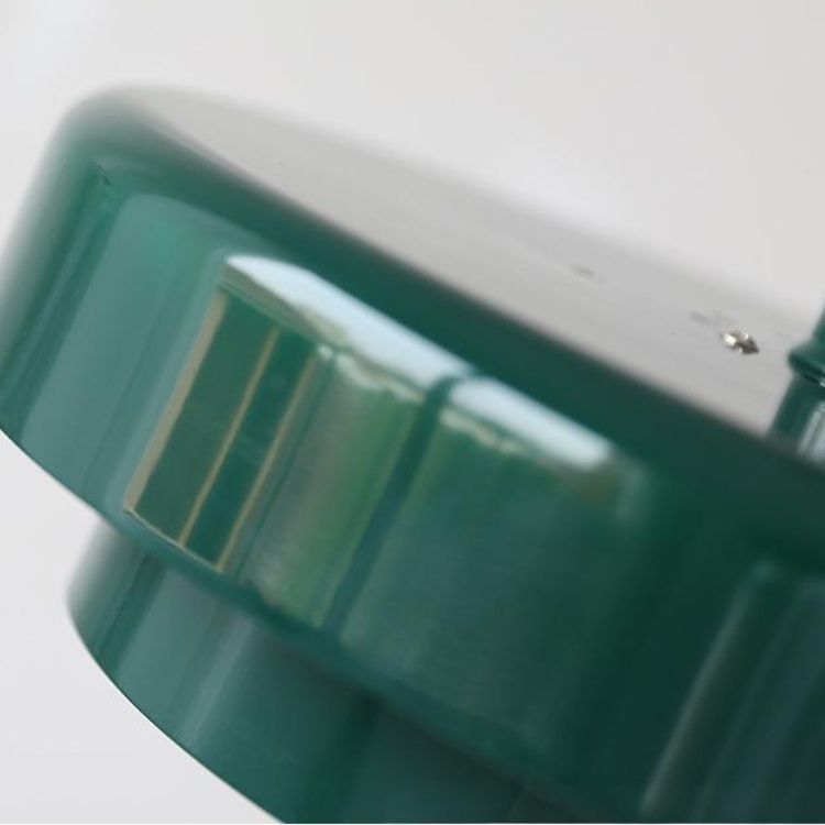 Detail van de groene metalen lampenkap