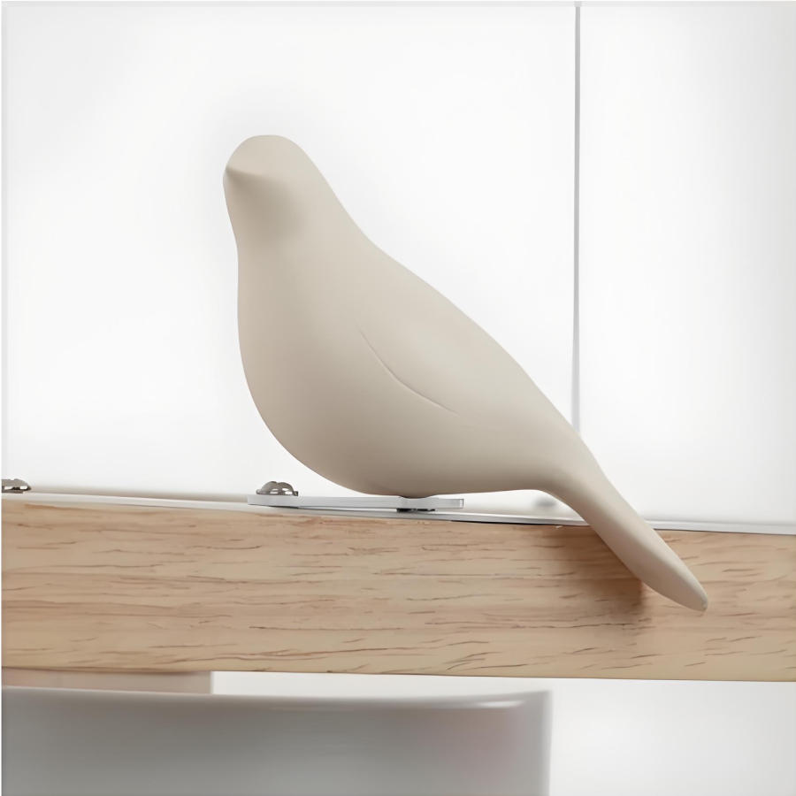 Detail van vogelbeeldje op de houten balk