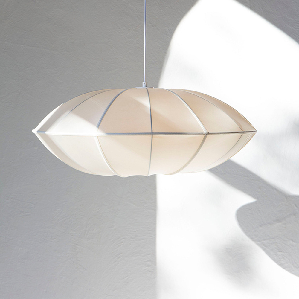 Witte UFO-lint hanglamp close-up