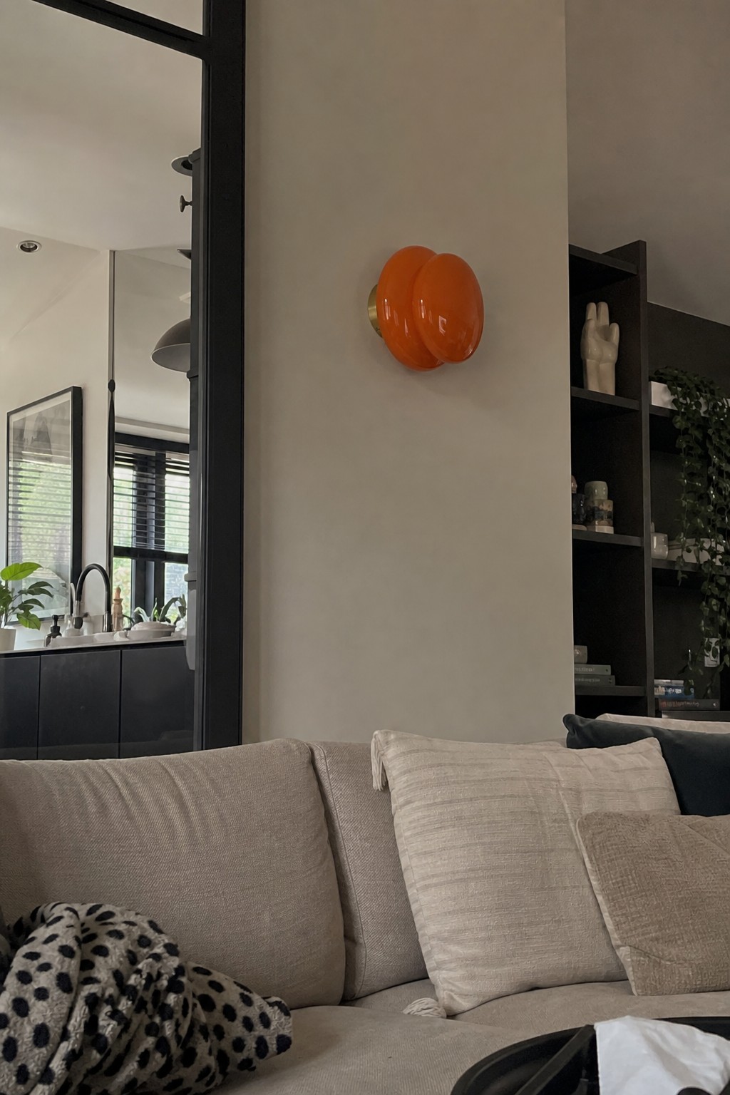 Klantfoto met oranje wandlamp