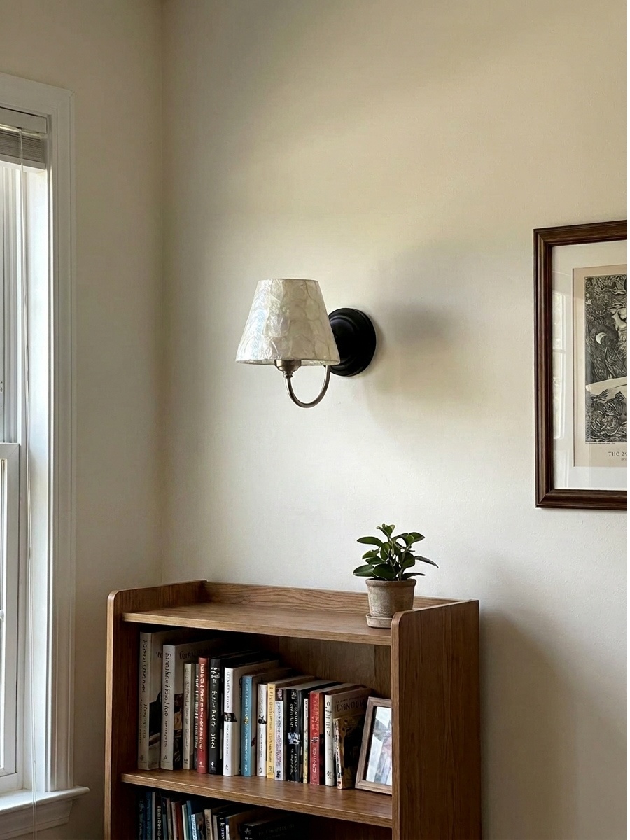 Klantfoto van de wandlamp naast een bed