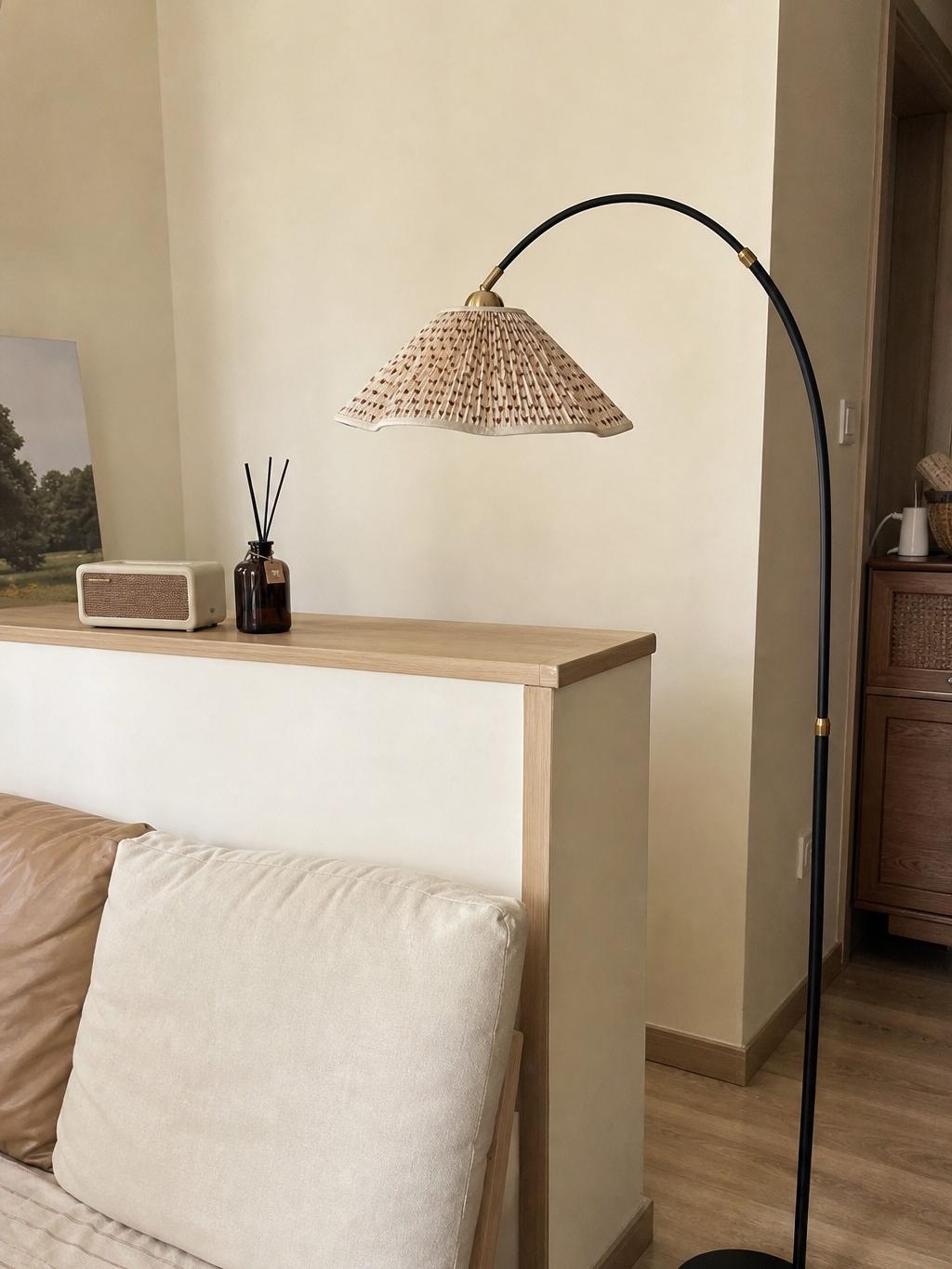 Veslin vloerlamp naast een lichte bank en houten meubel
