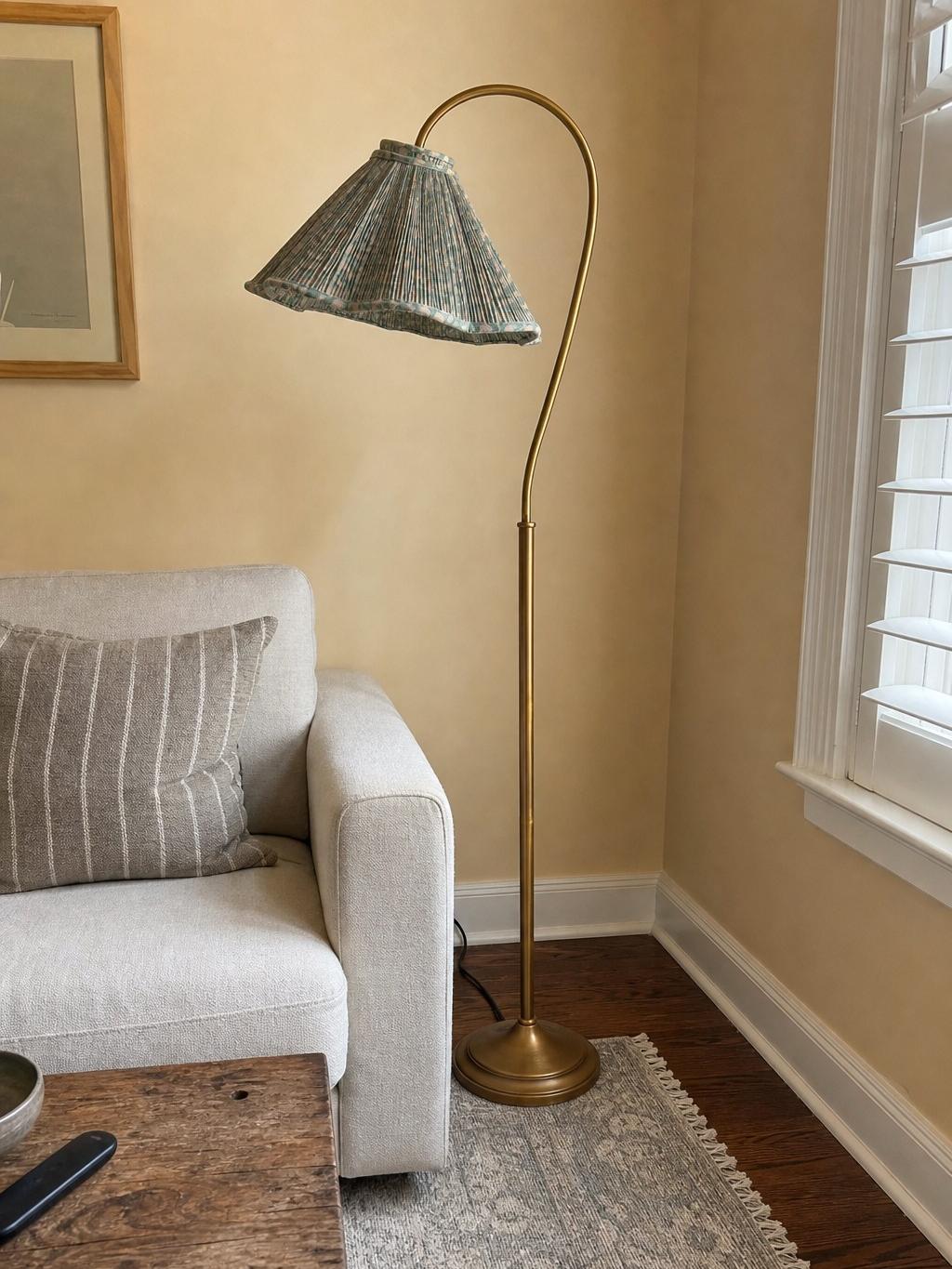 Veslin vloerlamp naast een bank in een rustig interieur