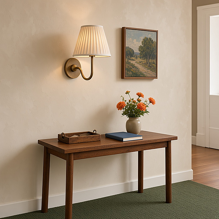 Wandlamp die ruimte vrijmaakt op een compact bijzettafeltje in een huurwoning.