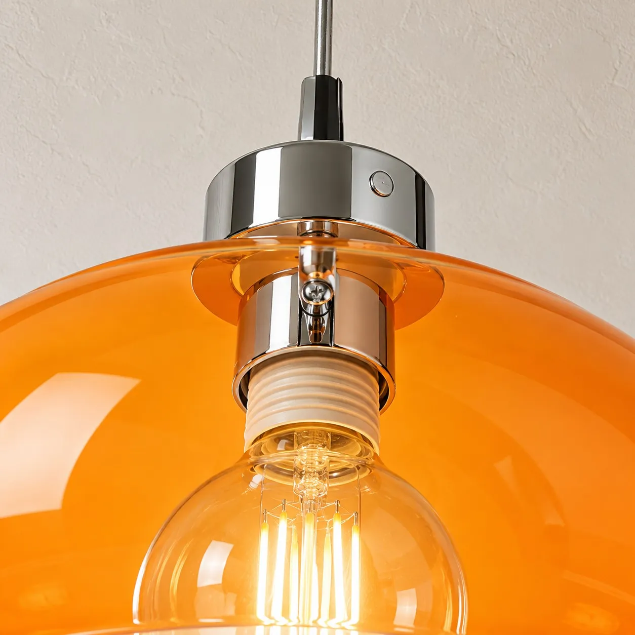 Close-up van een E27-fitting in een glazen hanglamp