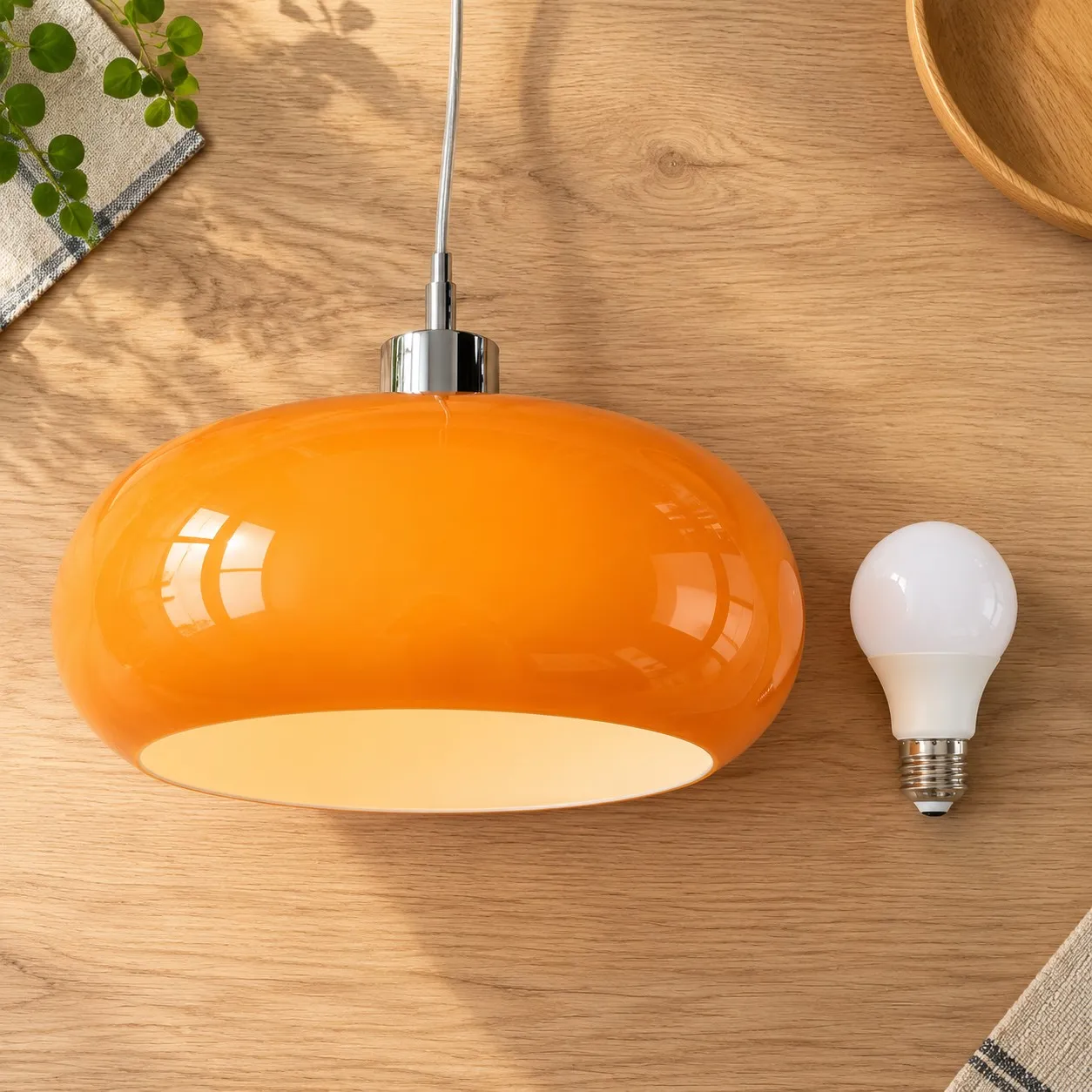 E27-ledlamp naast een glazen hanglamp voor maatcontrole