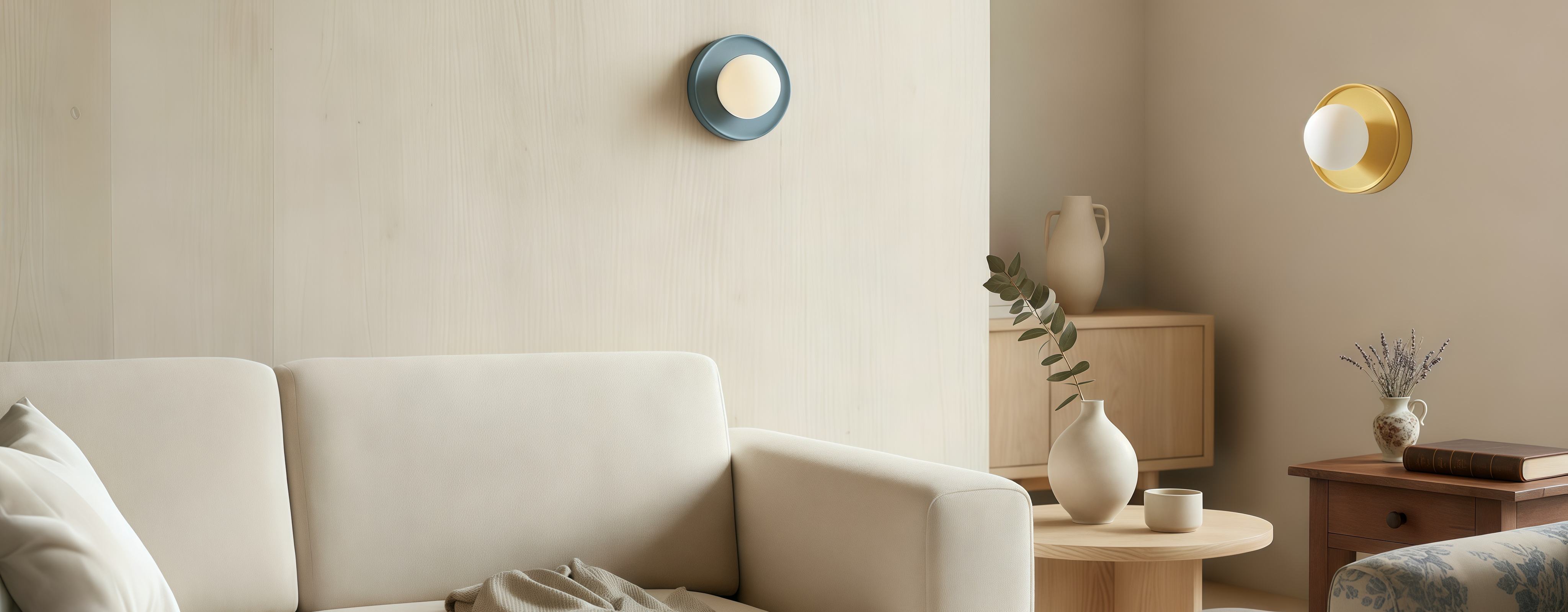 Blauwe en gele Solna wandlamp in één woonkamerbeeld