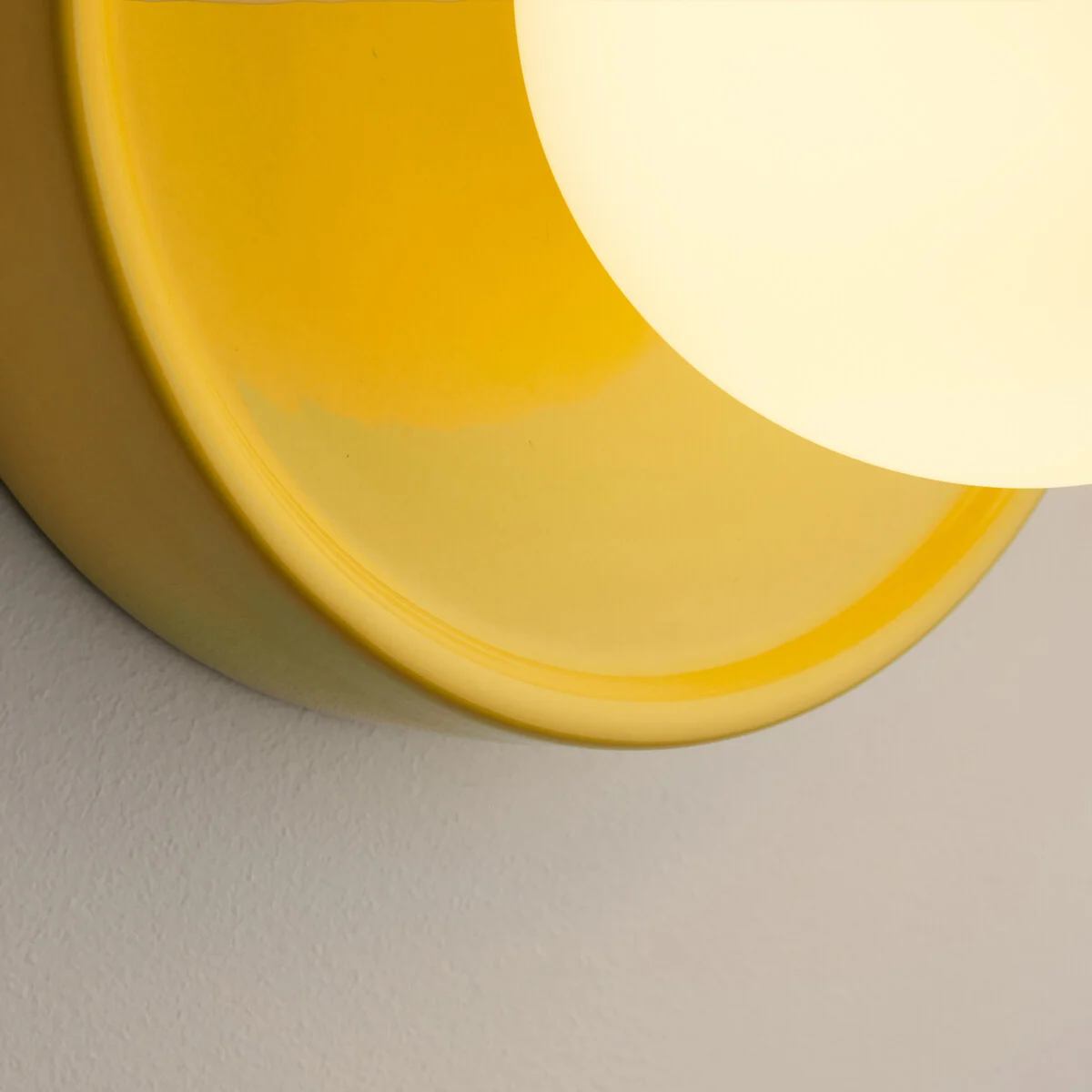 Detail van de gele basis met warme lichtgloed
