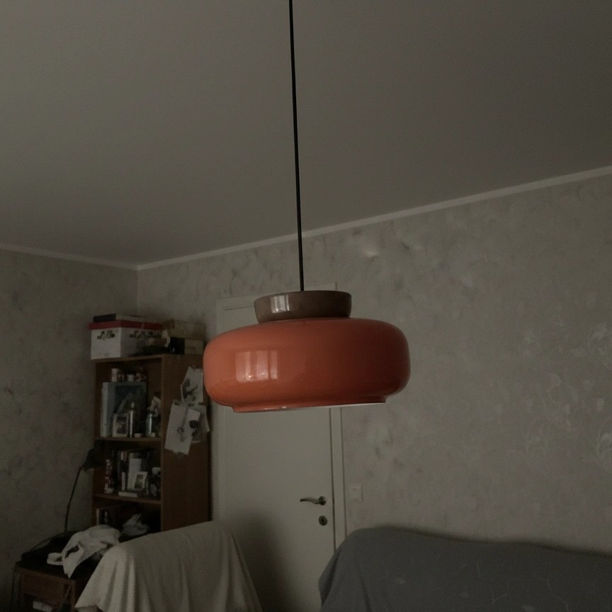 Fotorecensie met oranje Bauhaus hanglamp
