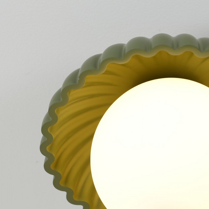 Detail van de geplooide rand van de Alien plafondlamp