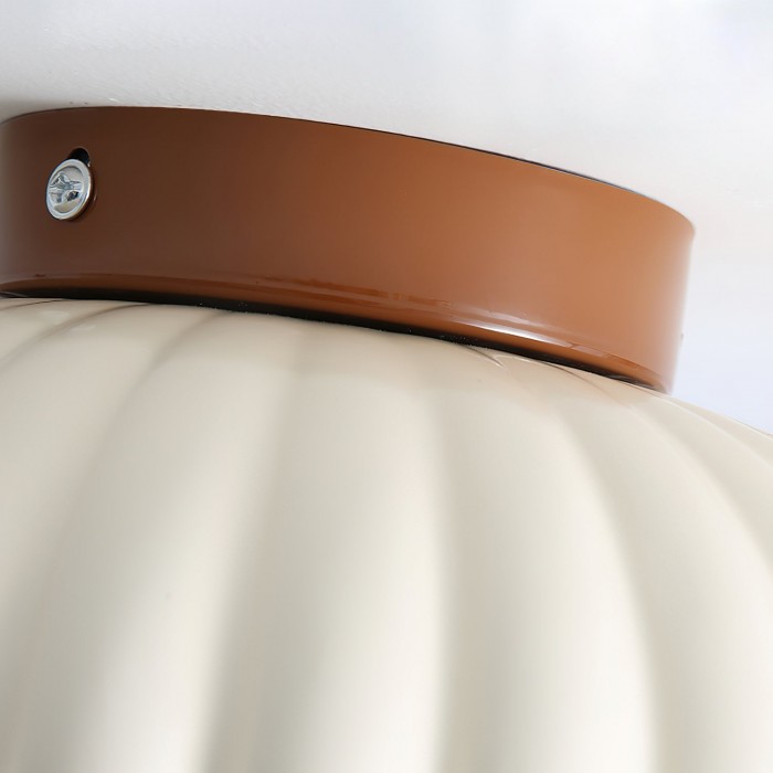 Detail van de bruine montagekap van de Alien plafondlamp