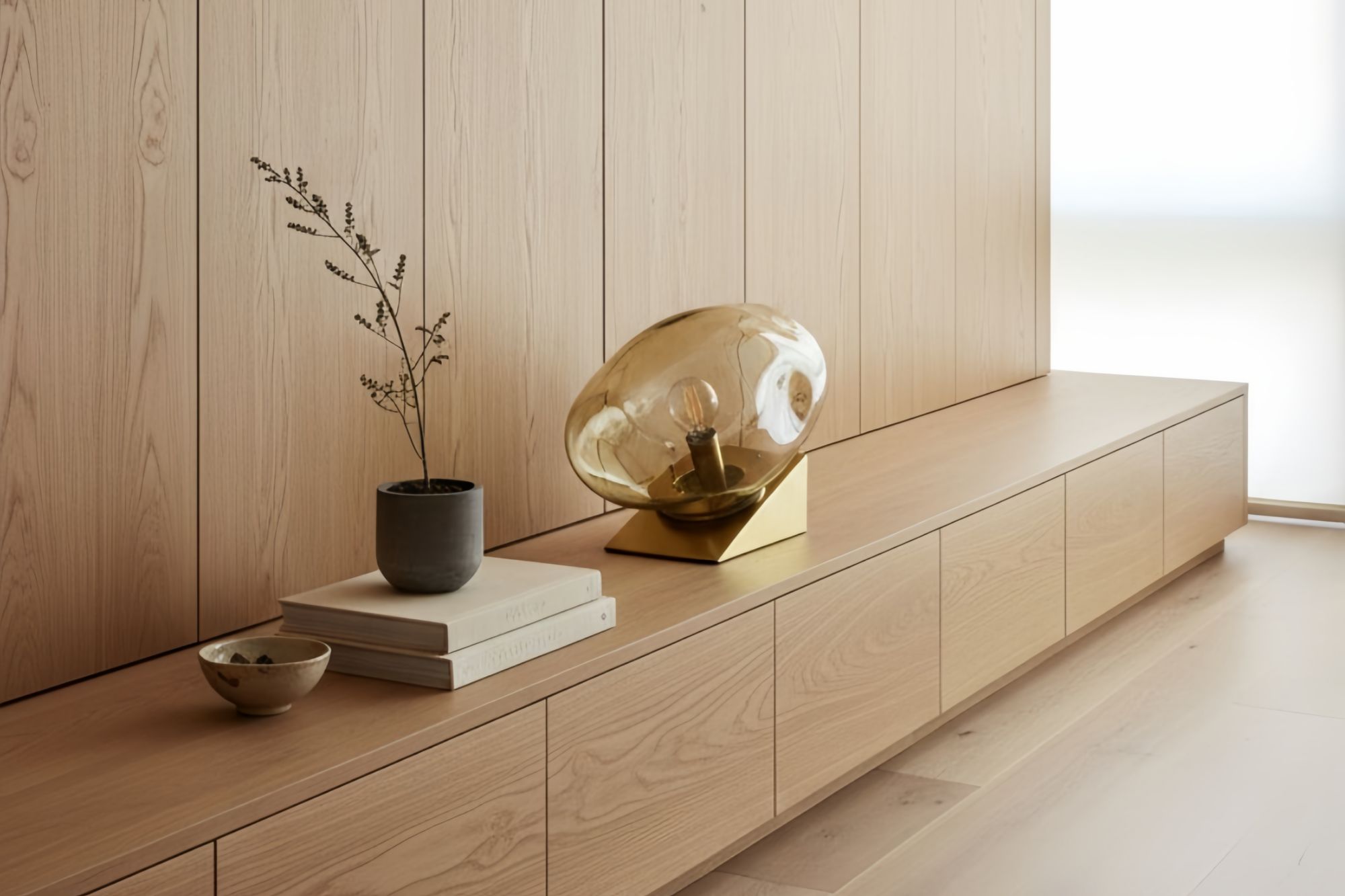 Glissora tafellamp op een houten dressoir
