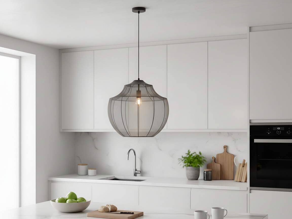 Lumifil hanglamp boven een wit kookeiland