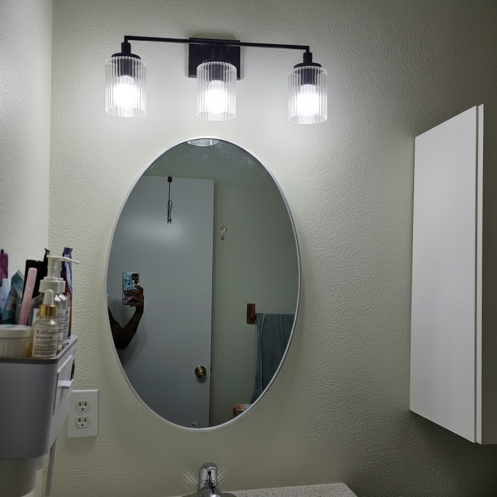 Klantfoto van de Lirra wandlamp in een badkamer