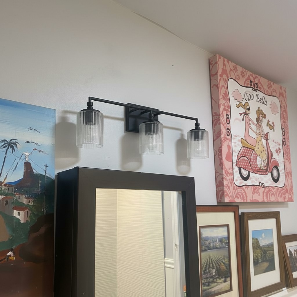 Klantfoto van de Lirra wandlamp boven een spiegel