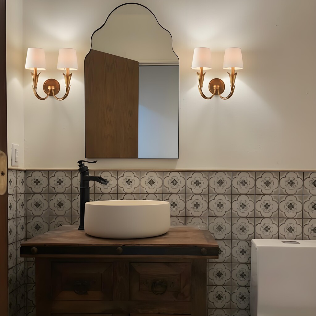 Duova wandlampen rond badkamer spiegel