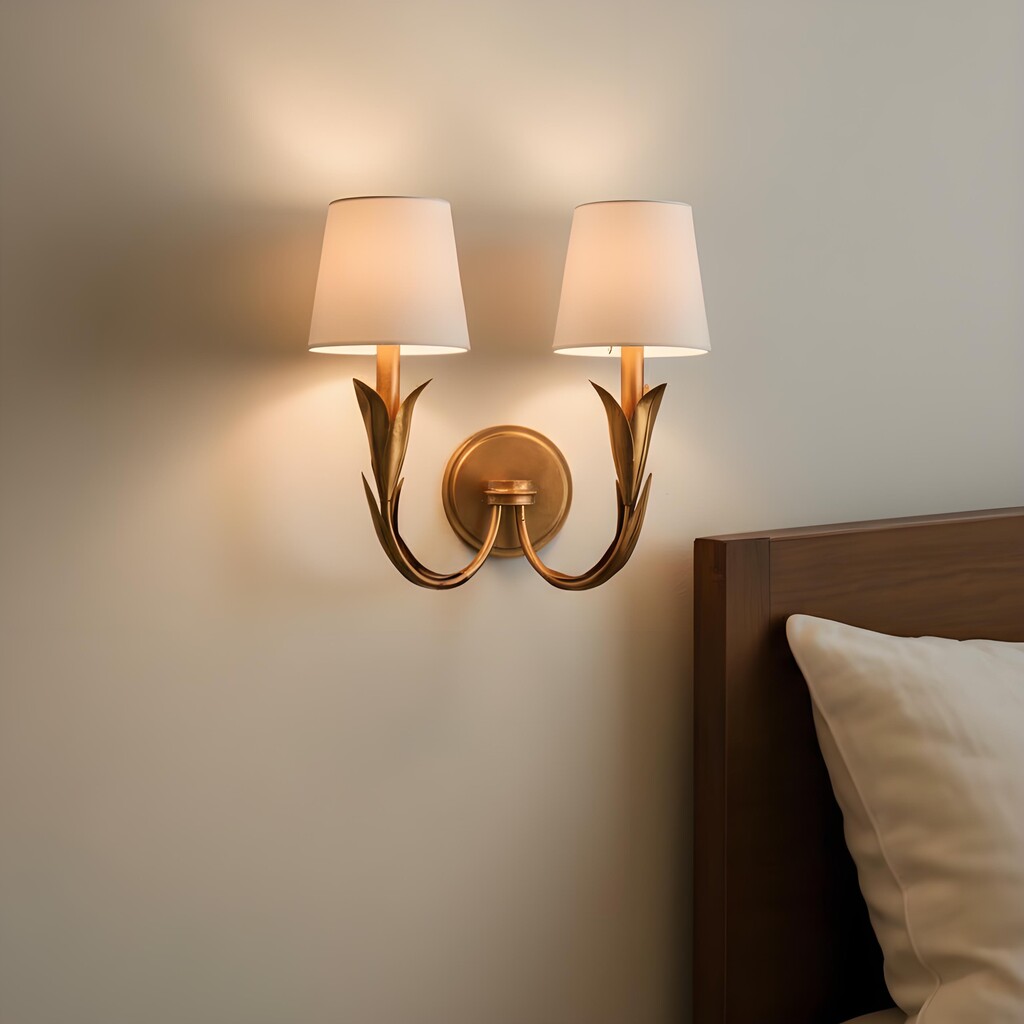 Duova wandlamp naast bed