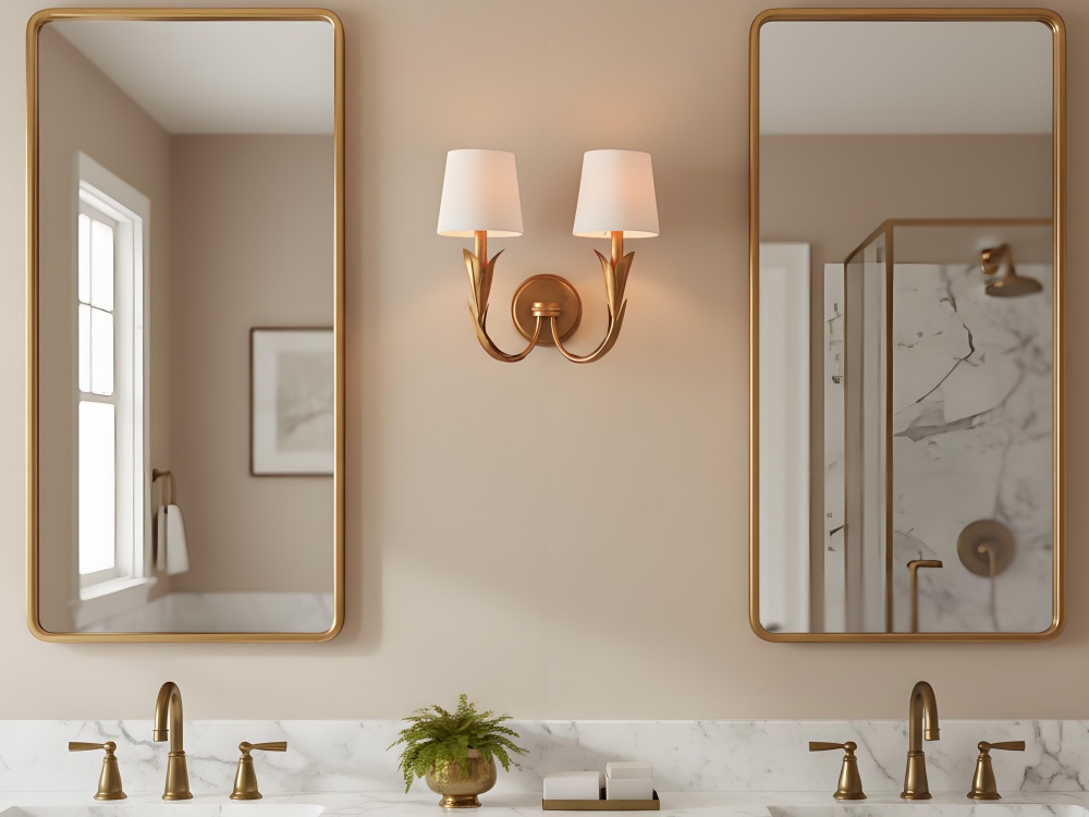 Duova wandlamp met dubbele arm boven badkamermeubel en spiegels