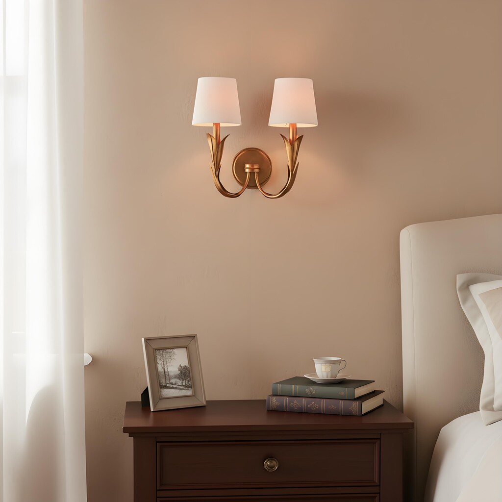 Duova wandlamp naast bed