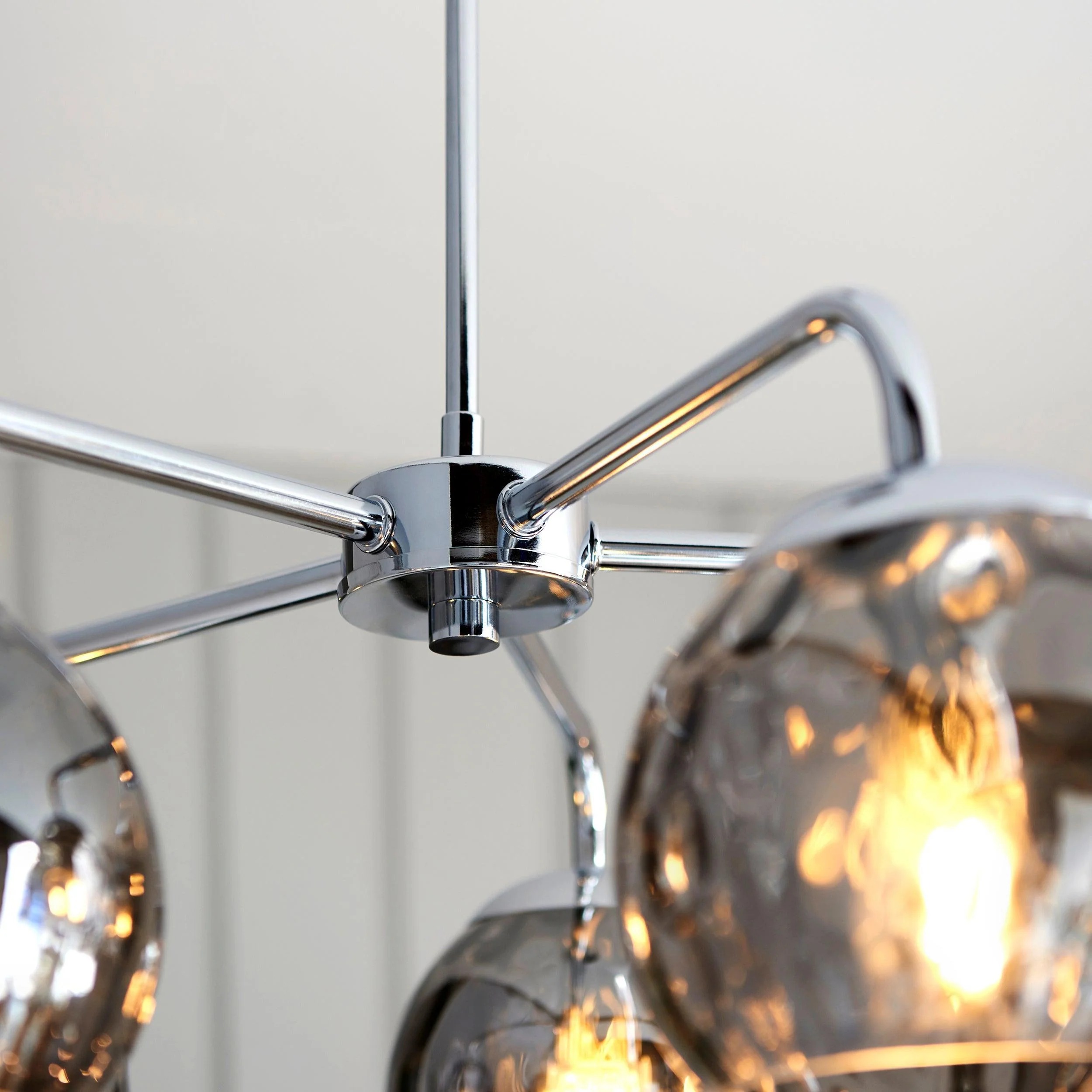 Close-up van gepolijst chroom frame en glazen bol