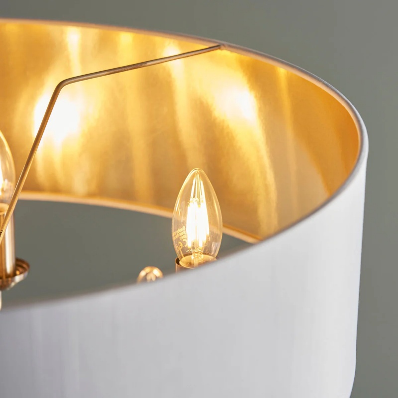 Detail van stoffen kap met warm licht