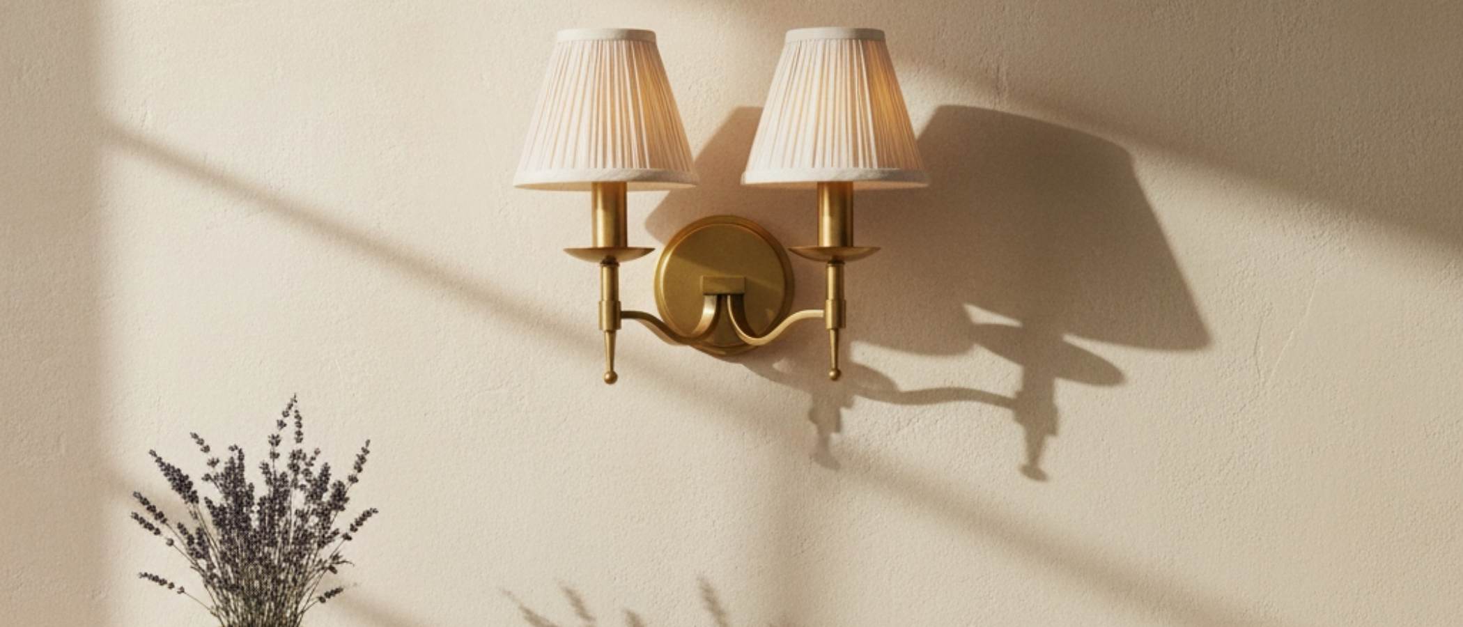 Tela wandlamp van messing en linnen in warm licht
