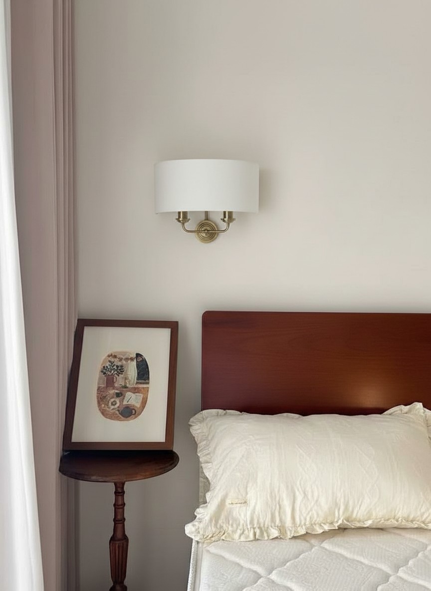 Klantfoto van Tela wandlamp naast bed