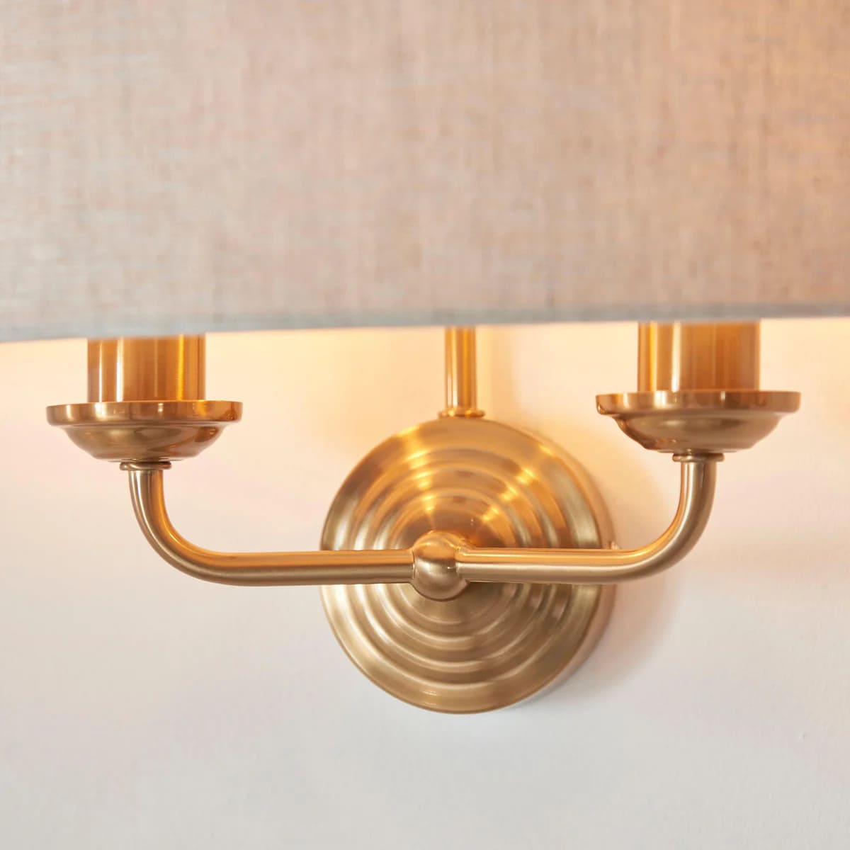 Detail van stoffen kap en messing afwerking