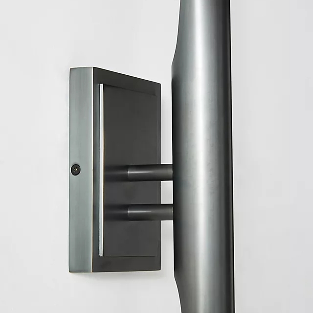 Detail van de metalen bevestiging van de Modo wandlamp