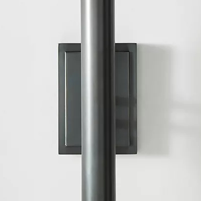 Vooraanzicht van de wandplaat en verticale lampvorm