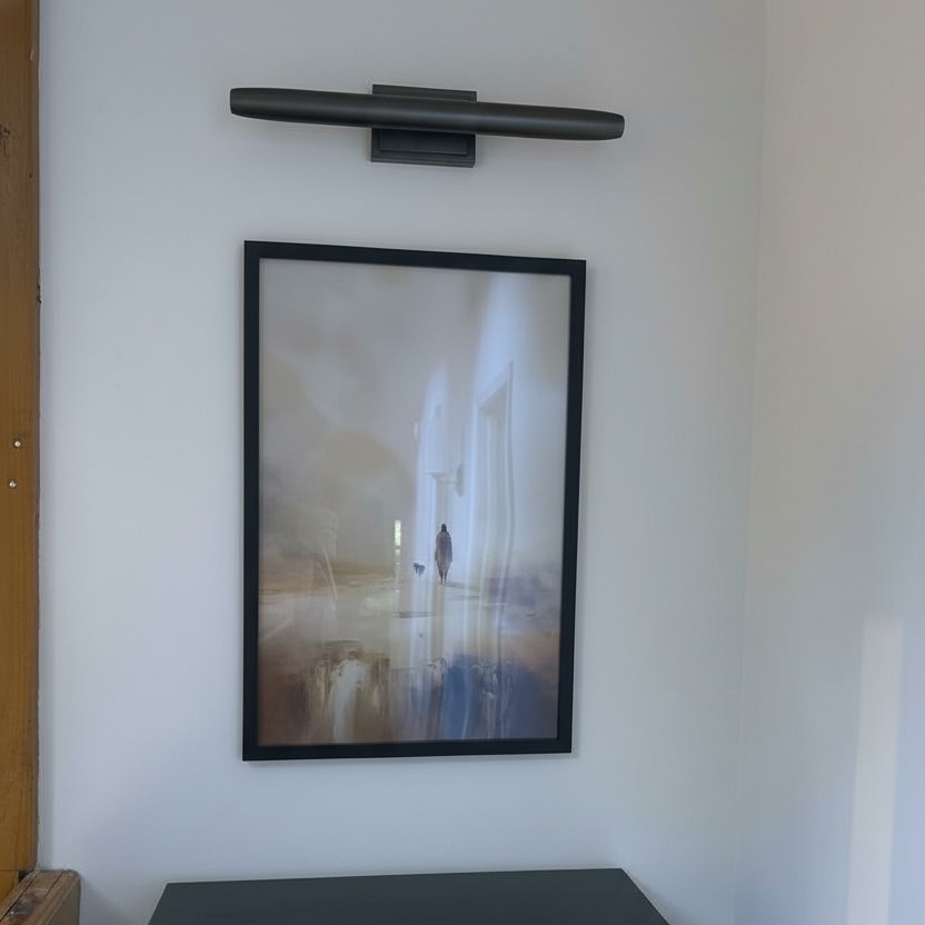Klantfoto met wandlamp boven een ingelijste print