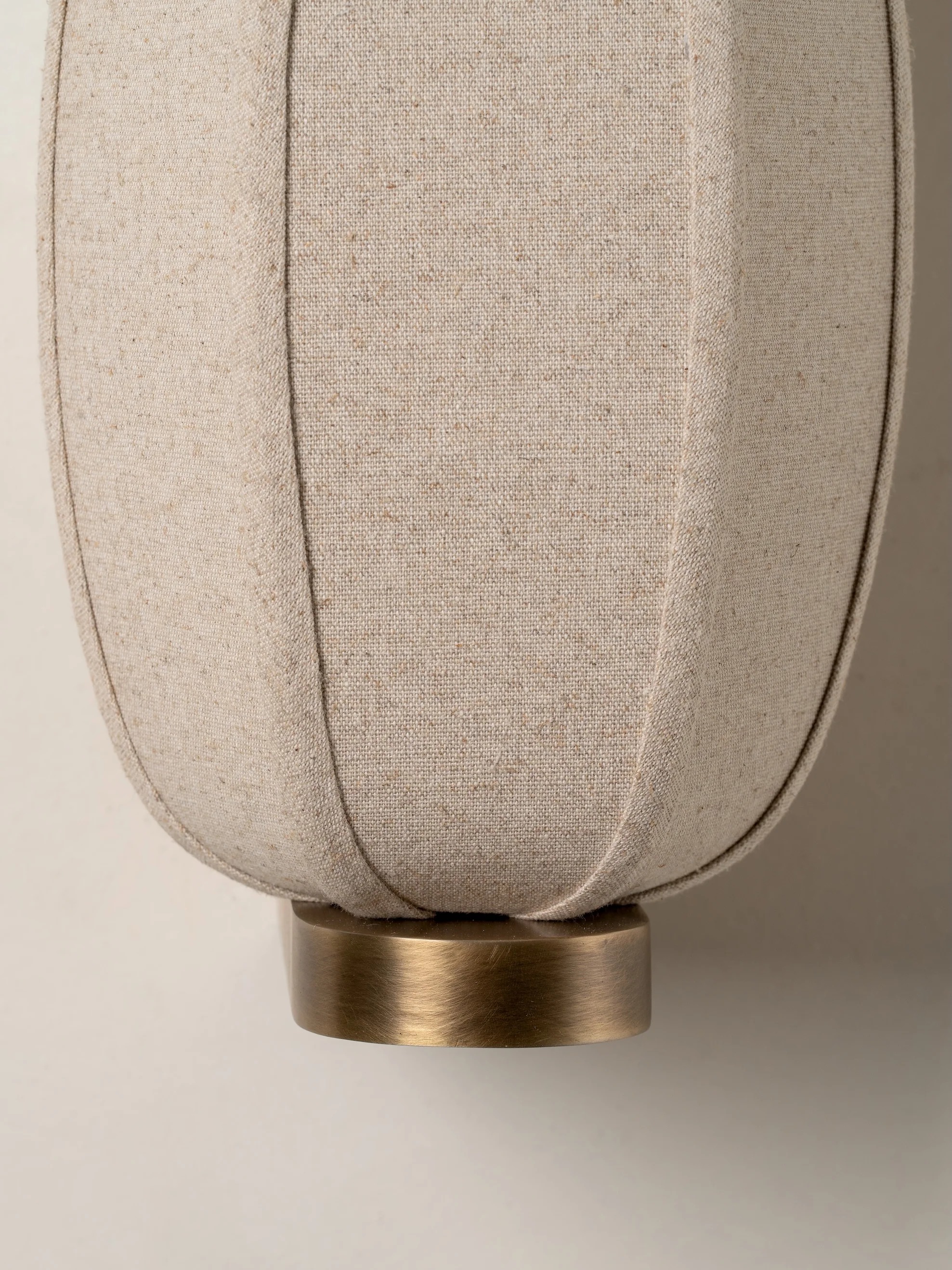 Onderzijde van de Loomis linnen wandlamp