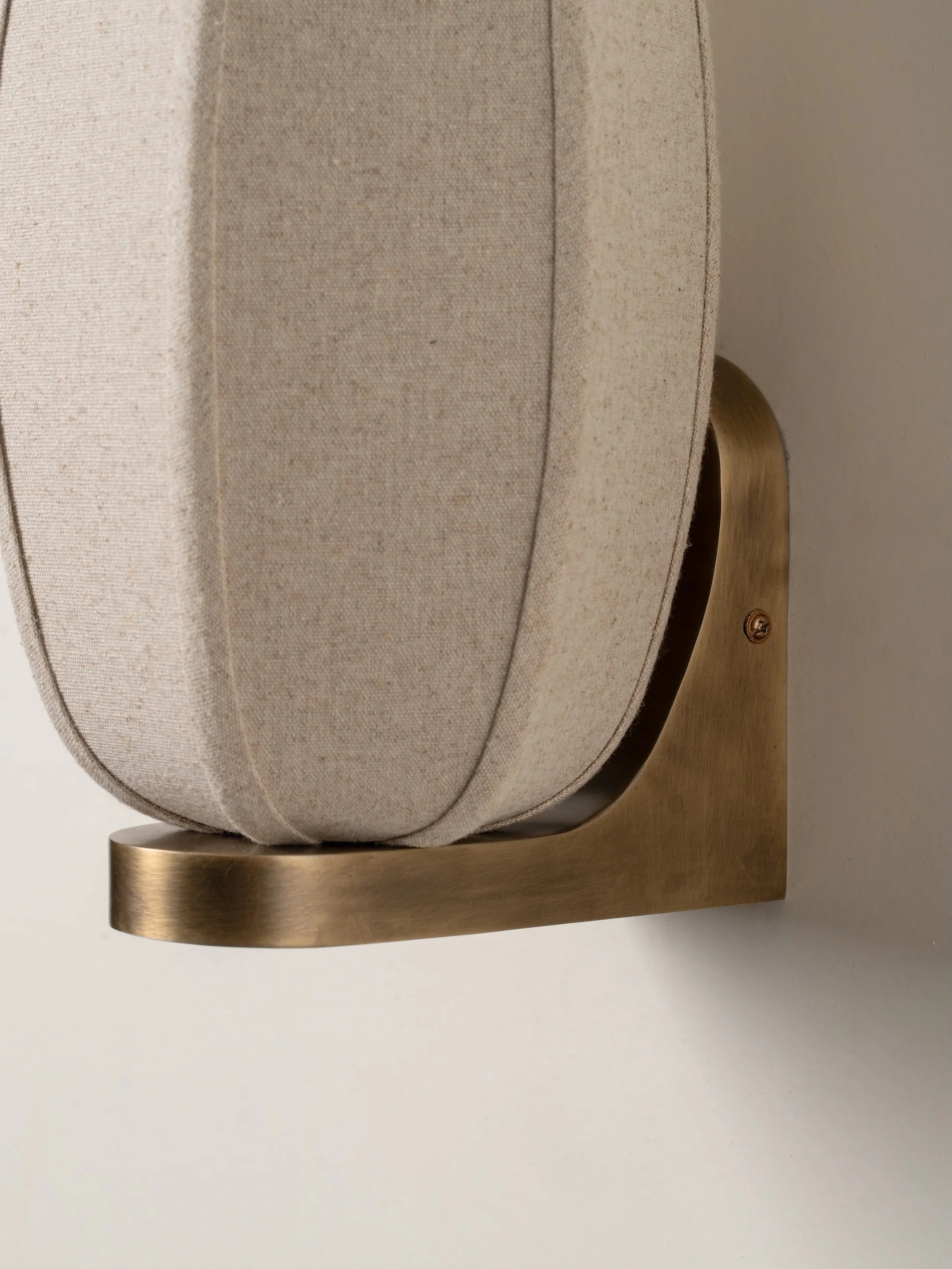 Loomis wandlamp met messing basis en linnen kap