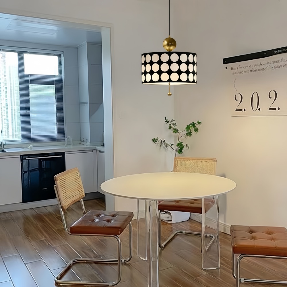 Dotrelia hanglamp boven een ronde eettafel