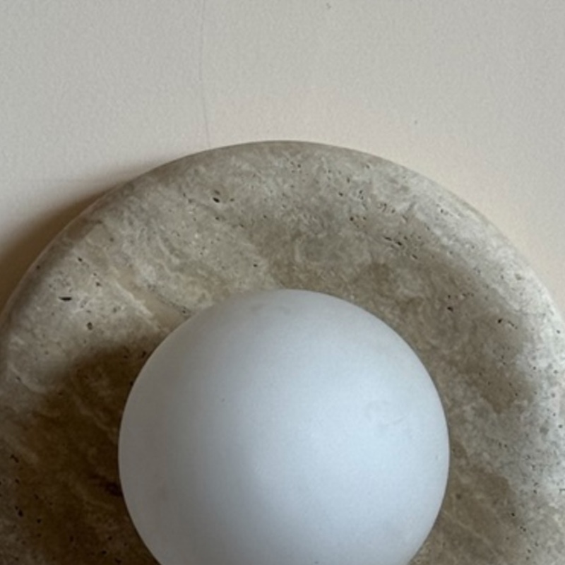 Close-up van de natuurlijke steenstructuur van de Oria wandlamp