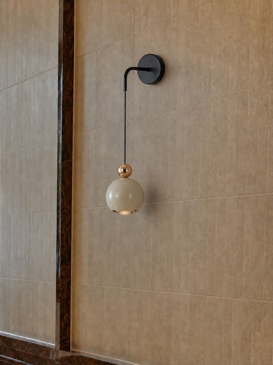 Wandinspiratie met lichte bolvormige wandlamp