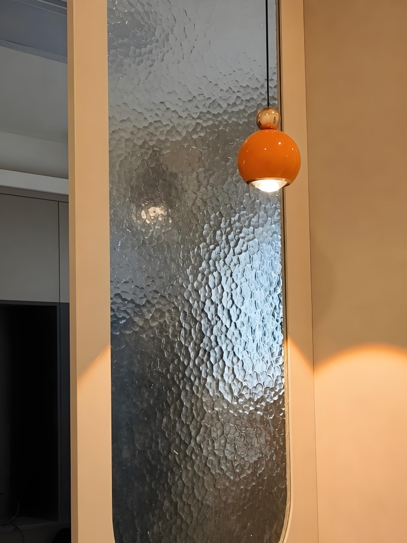 Moderne wandlamp in een interieur
