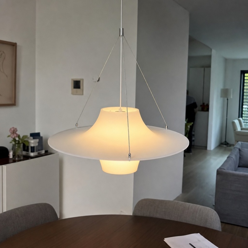 Klantfoto van de Saebery hanglamp boven een ronde tafel