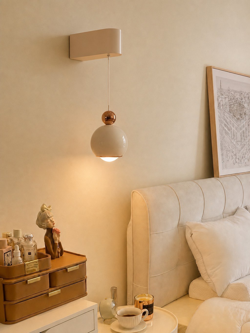 Oranje bolvormige wandlamp naast glas