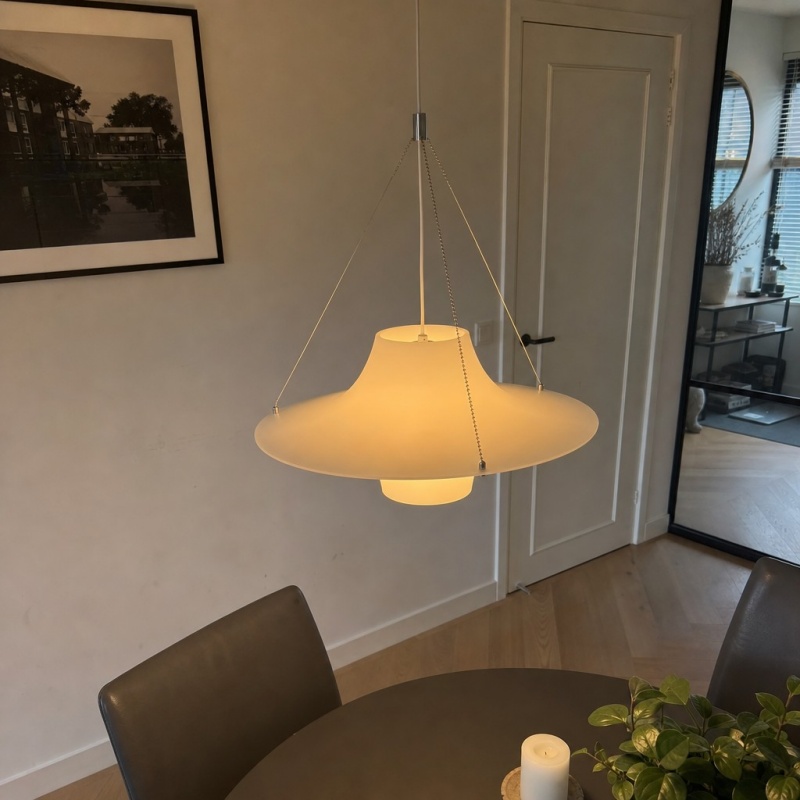 Klantfoto van de Saebery hanglamp bij een deur