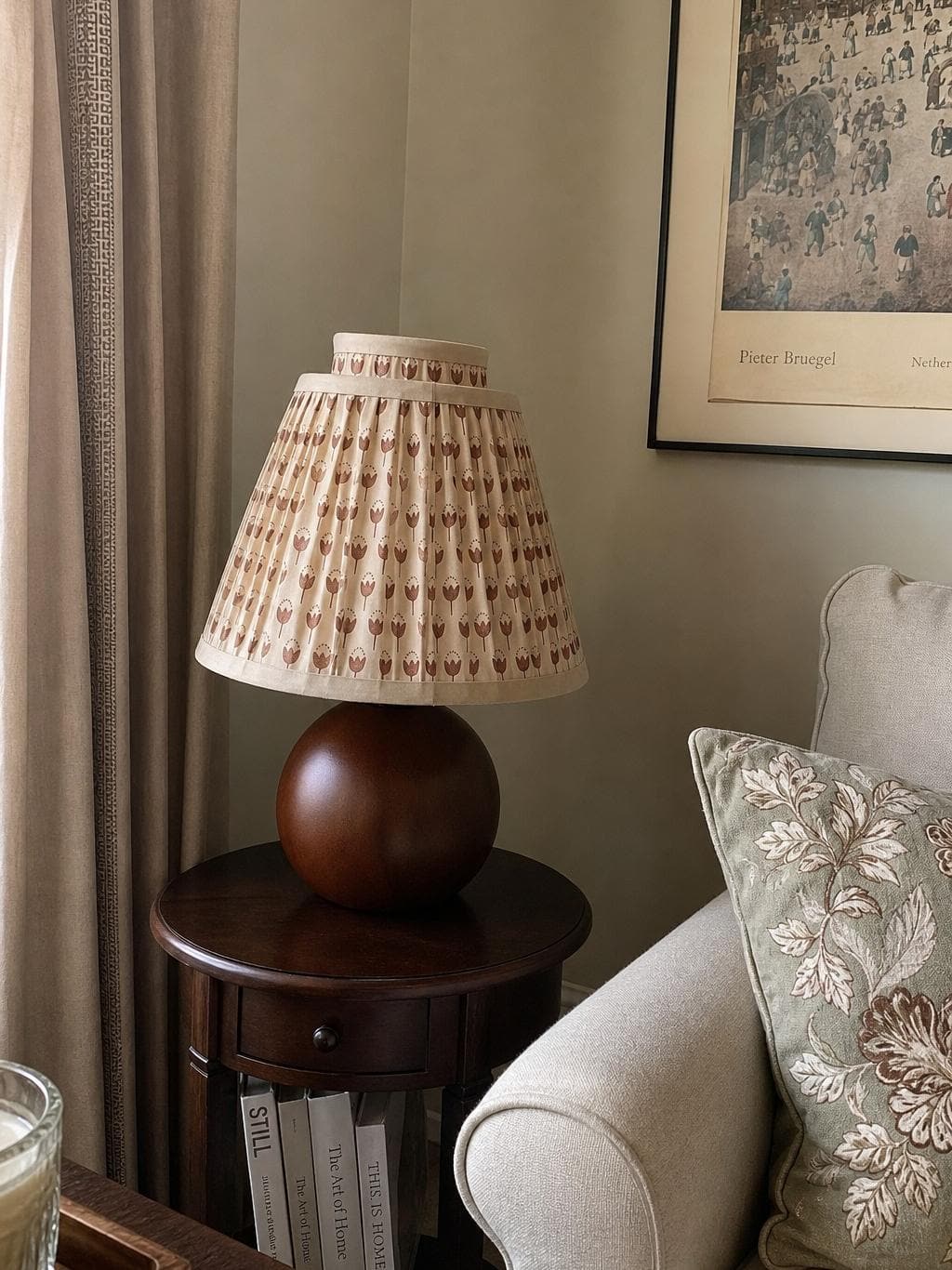Solmire lamp naast raam