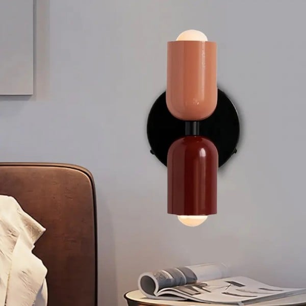 Wandlamp bij spiegel en wand