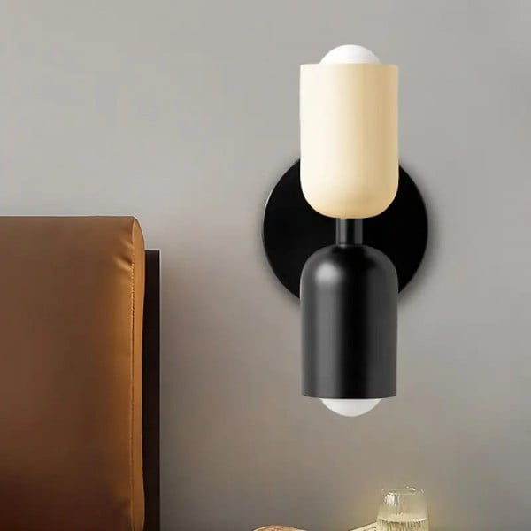 Wandlamp bij gekleurde wandpanelen