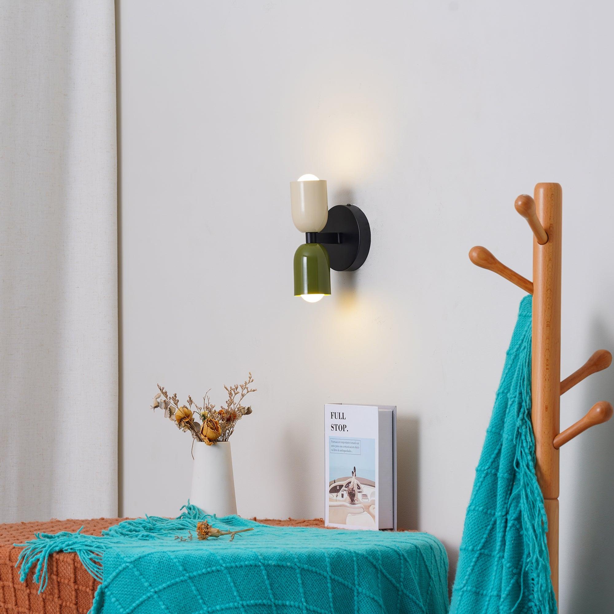 Wandlamp bij kapstok en tafeldecoratie