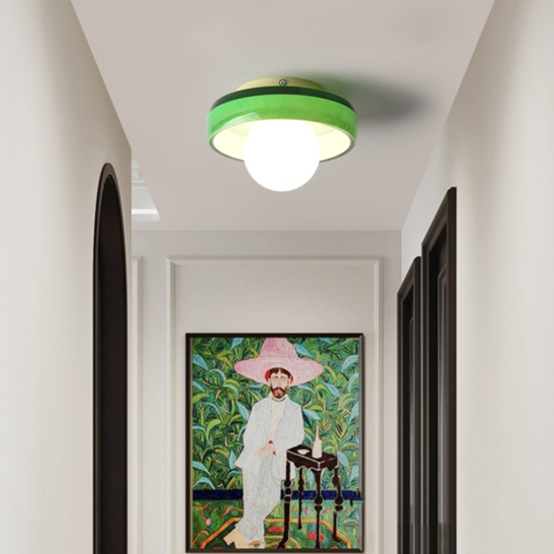 Groene Memphis plafondlamp in een gang