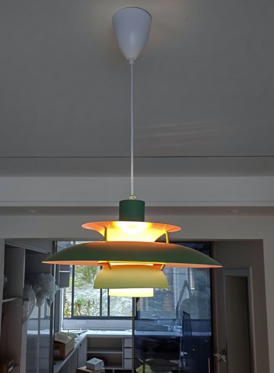 Klantfoto van een verlichte groene hanglamp