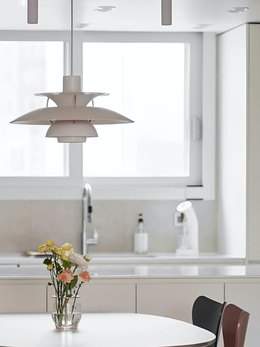 Klantfoto van een witte hanglamp bij het raam